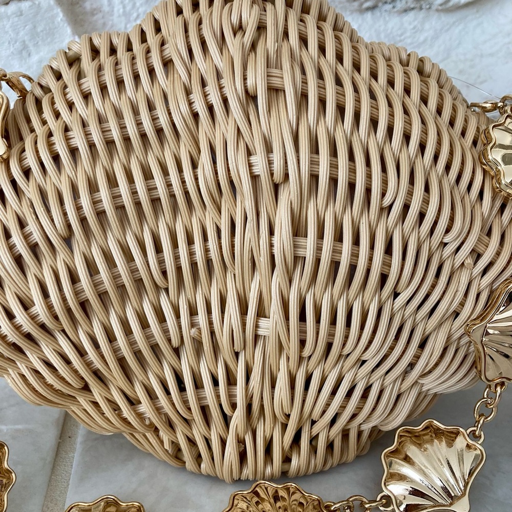 NWT Tommy Bahama seashell shaped woven rattan clam shaped clutch/handbag. - Picture 2 of 16